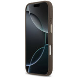 Husa pentru iPhone 17, Guess Hardcase 4G Logo Plate MagSafe (GUHMP17SU4GPRW), maro